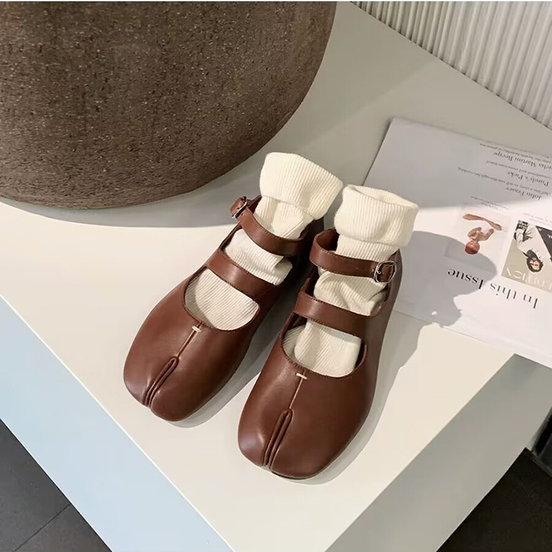 Toe split style women's shoes autumn new designer women's shoes double row straight buckle with Japanese style pig hoof flat bottom shallow 