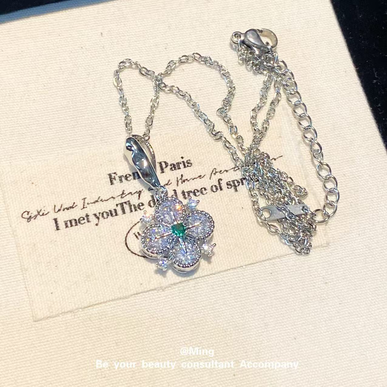 Luxury Brand Designer Jewelry Design Sense Four-Leaf Flower Necklace For Women Pendant Wholesale Jewelry Inlaid With Diamonds Collarbone Chain Simple 