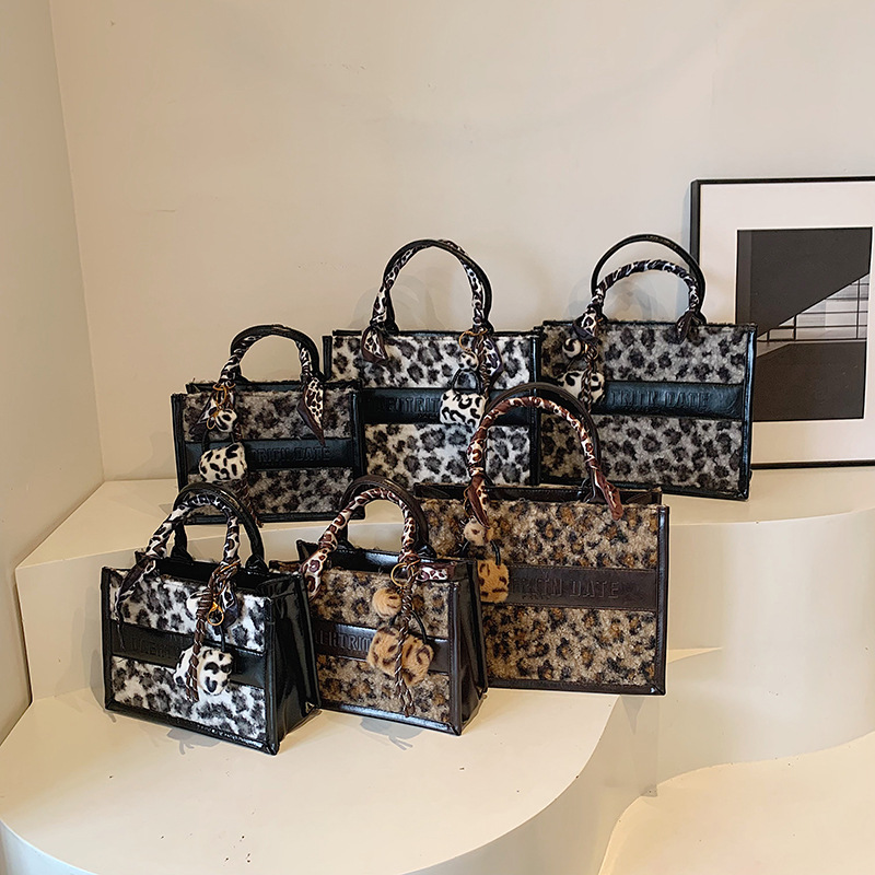 new Free shipping designer ladies handbag Simple and casual women's handbag with fashionable layering