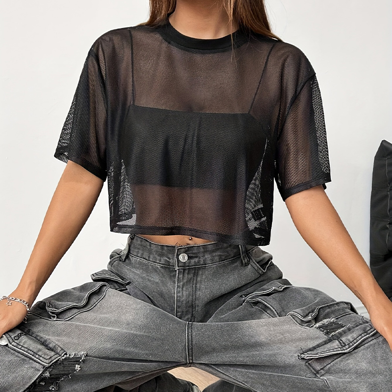 This black mesh short top features a loose short-sleeved design and can be paired with a smock