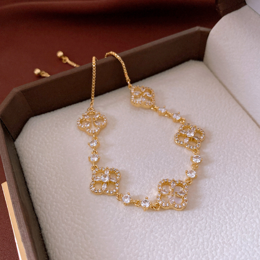 Luxury Brand Designer Jewelry Light Luxury Exquisite Shell Four-Leaf Flower Bracelet For Women, Elegant Micro-Paved Zircon Bracelet, Niche High-End Ve