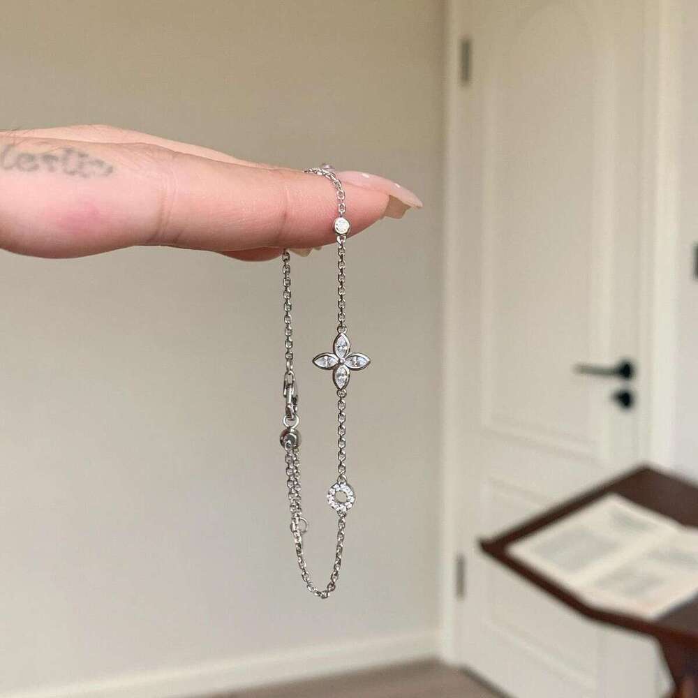 French Minimalist Sparkling Dia Four-Leaf Clover for Women Vintage Fresh Versatile Bracelet Niche Design Sense Hand Jewelry