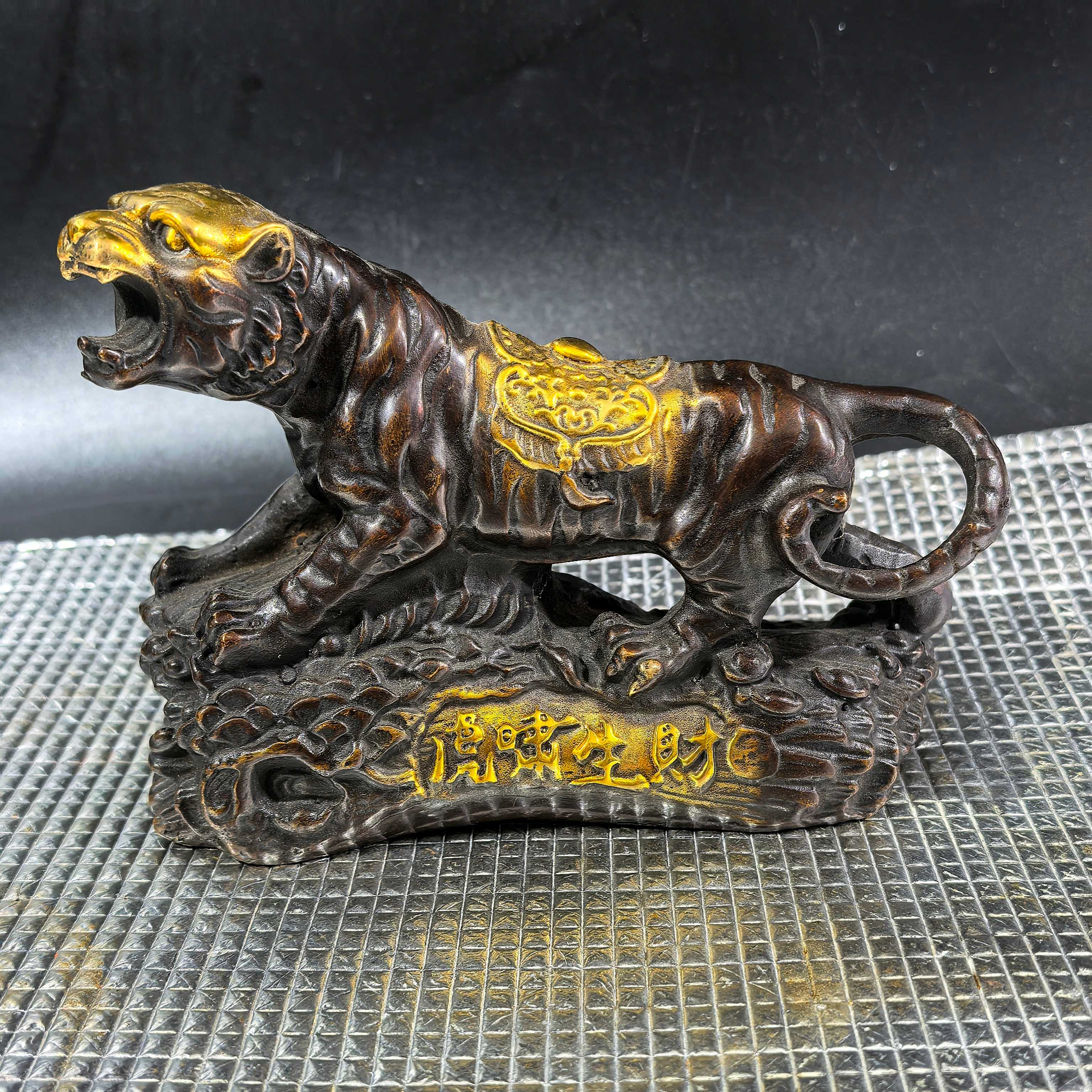 Antique collection of gilded bronze tiger zodiac tiger roaring to bring wealth up the mountain tiger fierce tiger ornaments tiger year of the tiger au
