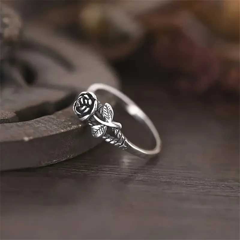 2025 New Retro Style Vintage Rose Blossoms Ring Three Dimensional Rose Classic Fine Circle Ring Charming Charm Finger Ring W250911