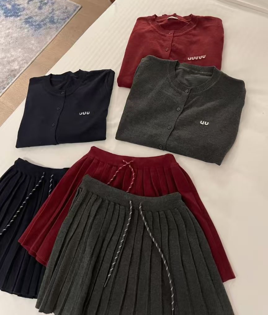 Knitted Designer Skirt Set Fashion Two Piece Set Women Knits Tank Top Sweater And Pleated Half Skirts 2Pcs Luxury Brand Dresses Sets For Women Outfits tracksuit