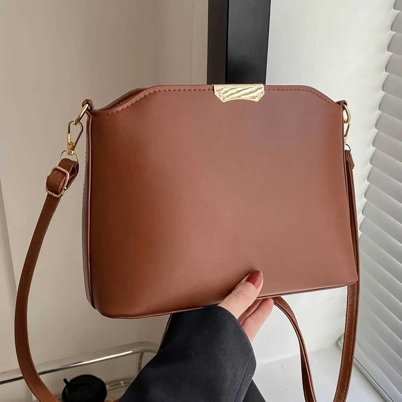 Minimalist Crossbody Bag Stylish Metal Decor Bucket Bag Simple Shoulder Bag for Women Bag Shell Handbags Purses Z250911