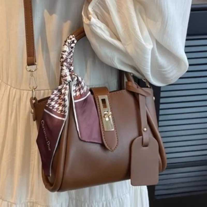 Ladies Largecapacity Soft PU Purecolor Handheld Shopping Messenger Bag Highquality Handbag Elegant Ladies Bucket Bag Z250911