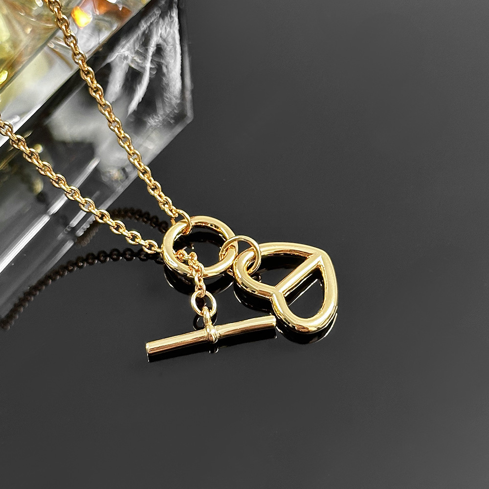 New Aijia OT Buckle Heart Pig Nose Necklace for Women High-end Simple Elegant Heart-shaped Collarbone Chain