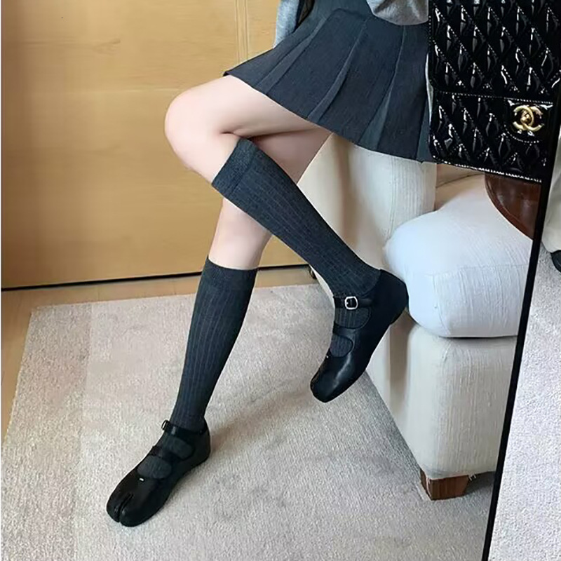 Toe split style women's shoes autumn new designer women's shoes double row straight buckle with Japanese style pig hoof flat bottom shallow 