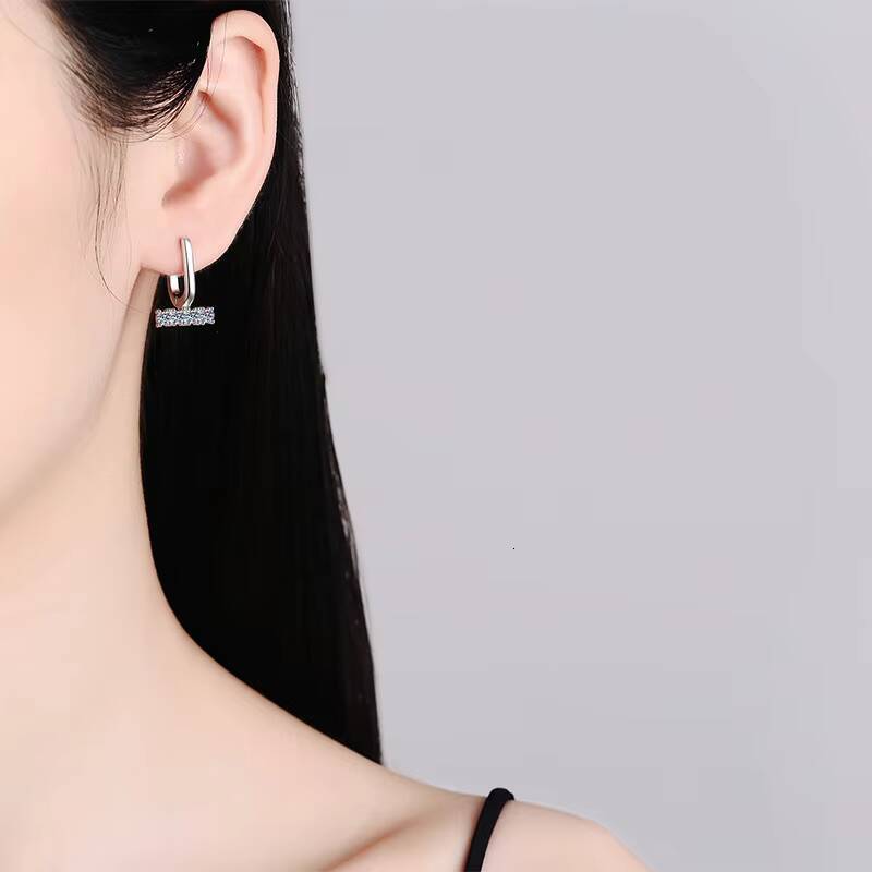Single Drill 08 Carat Moissanite Ushaped Earrings Plated 18K White Gold 925 Sterling Silver Women Girls Stud Earring