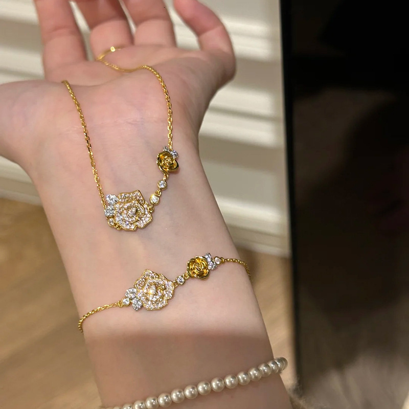 Luxury Brand Designer Jewelry Xiaohongshu Same Style Rose Camellia Inlaid Diamond Bracelet For Women 2024 Little Style Versatile Luxury Rose Flower