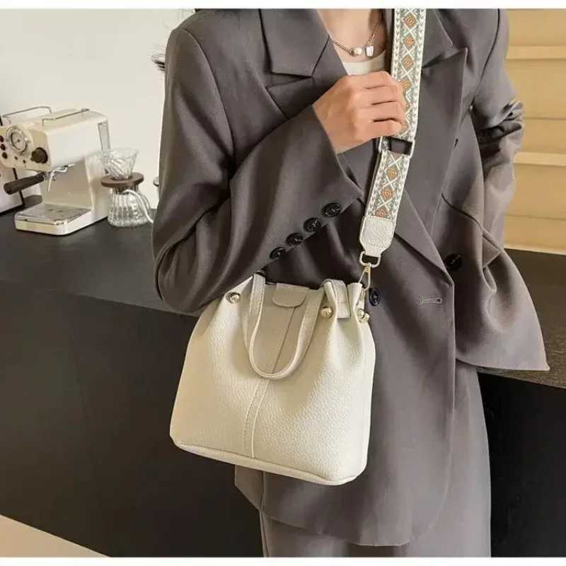 2025 High Quality Solid PU Bucket Shoulder Soft Crossbody Bags Korean Highend Design Large Capacity Womens Handbags Z250911