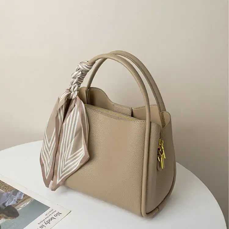 Hong Kong Best Selling Womens Handbag 2024 New Genuine Leather Buet Bag Small Crossbody Bag Market Trend Soft Handle Z250911