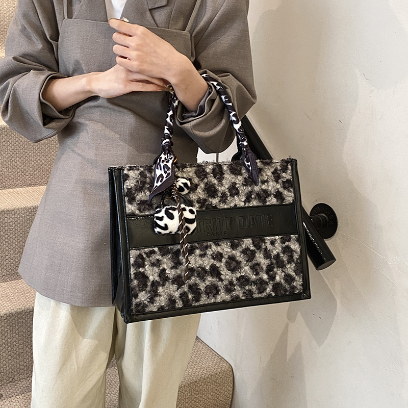 hot Free shipping designer ladies handbag Simple and casual women's handbag with fashionable layering