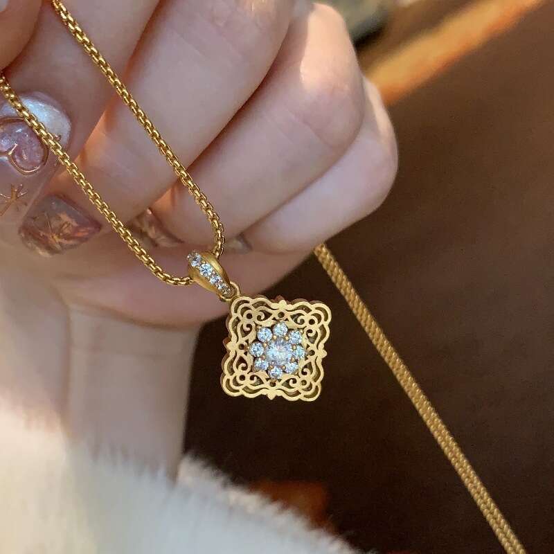 French Italian Vintage Brushed Double-Sided Dia-Encrusted Four-Leaf Clover Necklace Palace Style Versatile Collarbone Chain