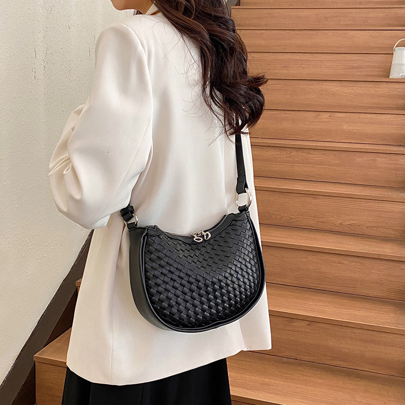2025 new women's cross-border woven crescent shaped bag luxury bag niche high-end feeling armpit bag designer bag shoulder bag
