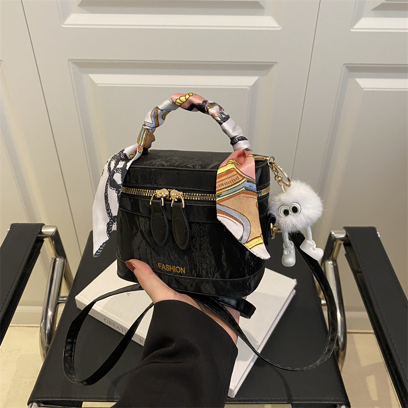 2025 autumn new fashionable shoulder bag, niche design, versatile trend, light luxury, elegant women's handbag designer bag