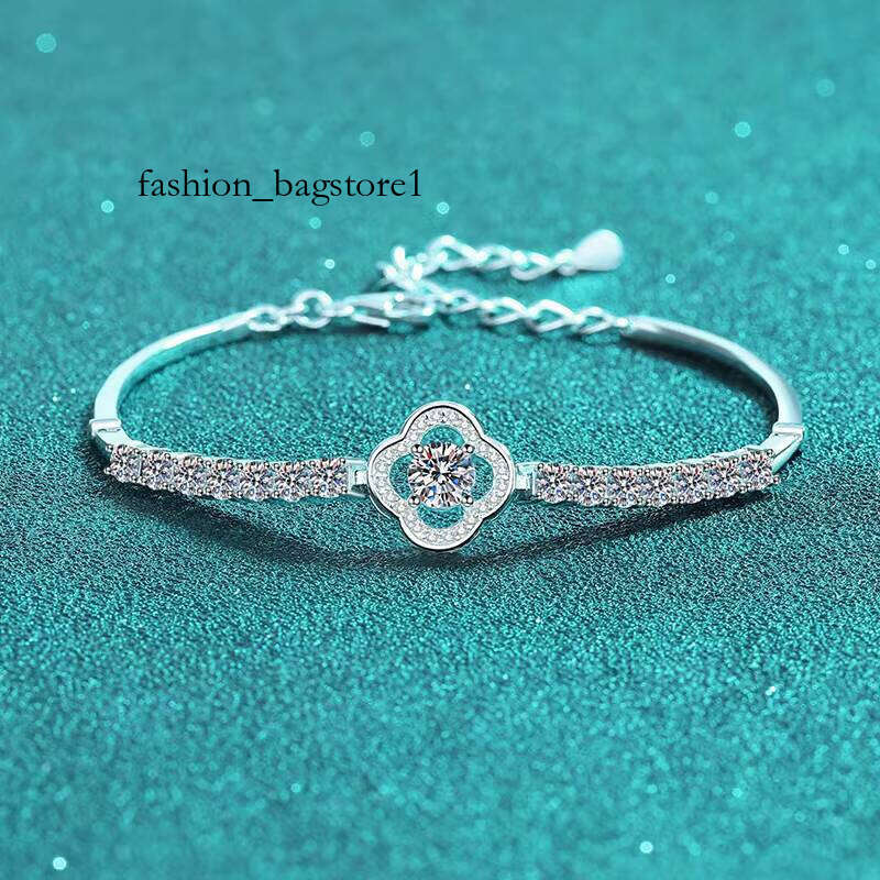 S Sterling Sier Hand-Inlaid Moissanite Four-Leaf Clover Hollow Drill Bracelet Korean Simple Hand Decoration Factory