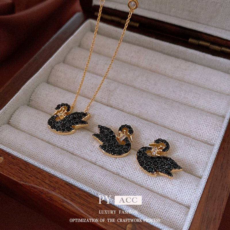 Luxury Brand Designer Jewelry Light Luxury Zircon Crown Black Swan Necklace Exquisite Vintage Temperament Sweater Chain Versatile High-End Jewelry Who