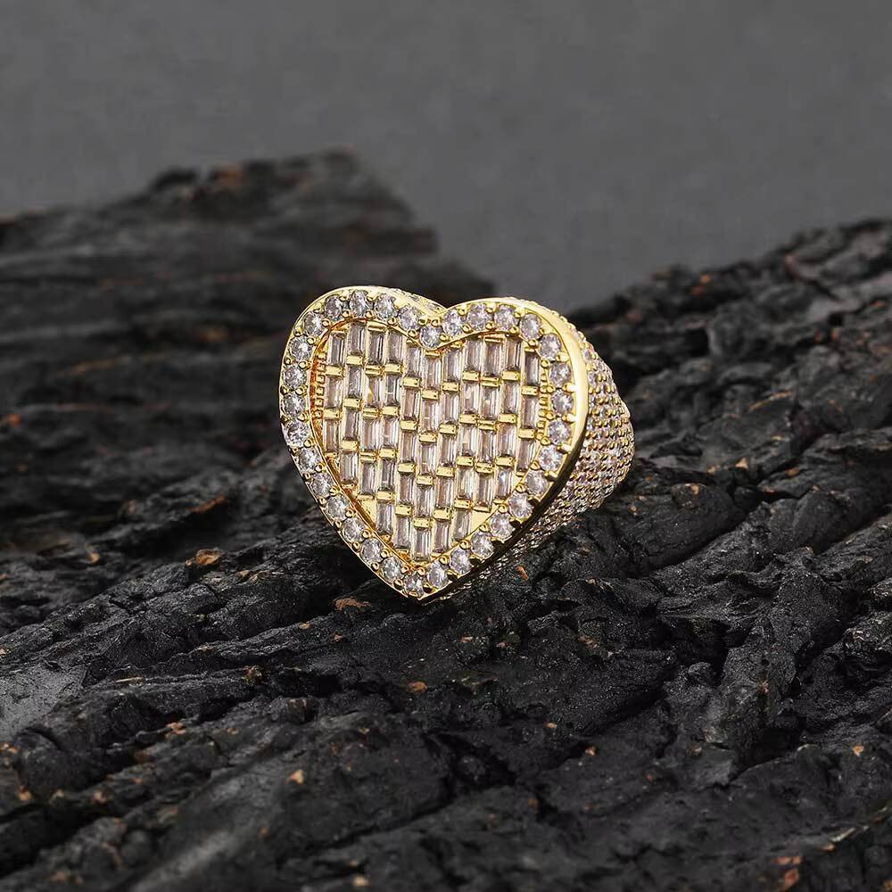 New European and American street trend leader; vertical T-shaped heart ring; personalized hip-hop moissanite heart ring.
