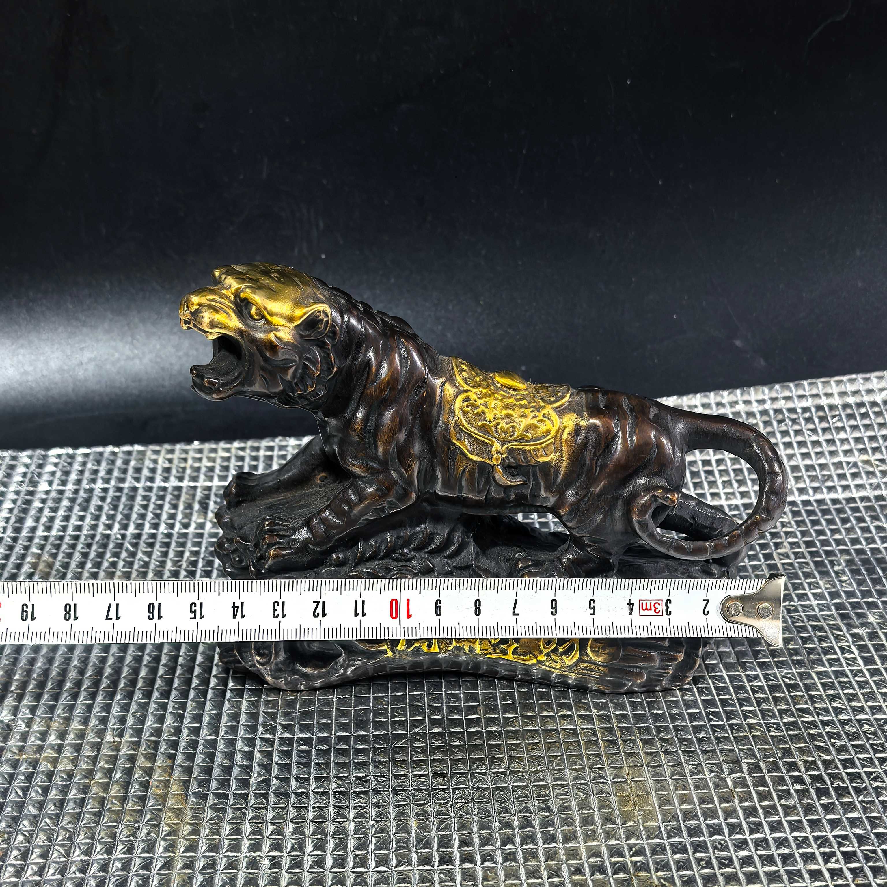 Antique collection of gilded bronze tiger zodiac tiger roaring to bring wealth up the mountain tiger fierce tiger ornaments tiger year of the tiger au