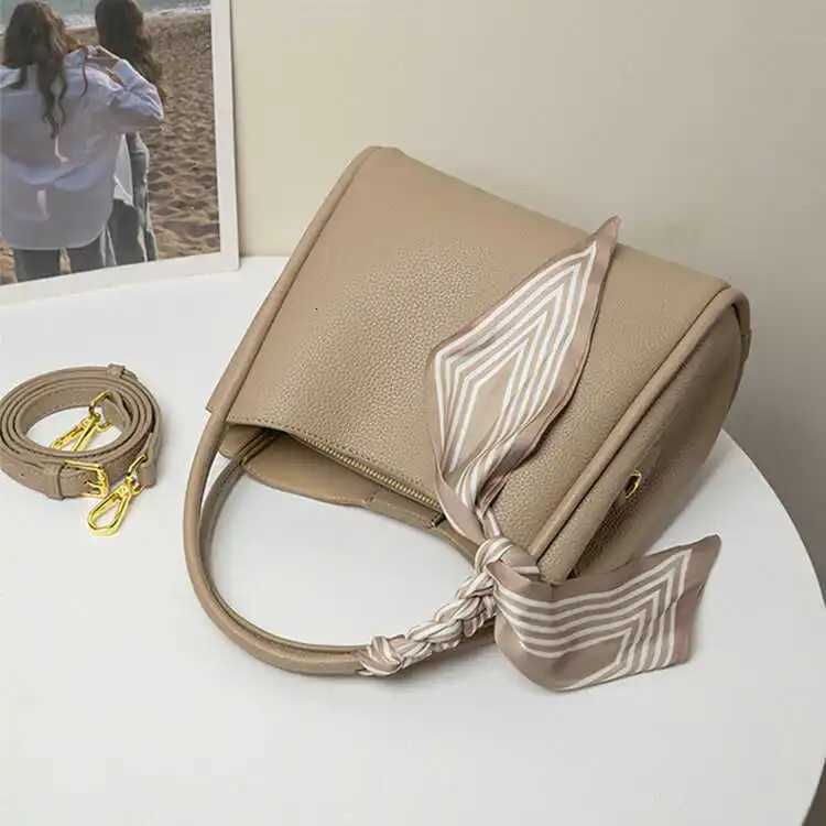 Hong Kong Best Selling Womens Handbag 2024 New Genuine Leather Buet Bag Small Crossbody Bag Market Trend Soft Handle Z250911