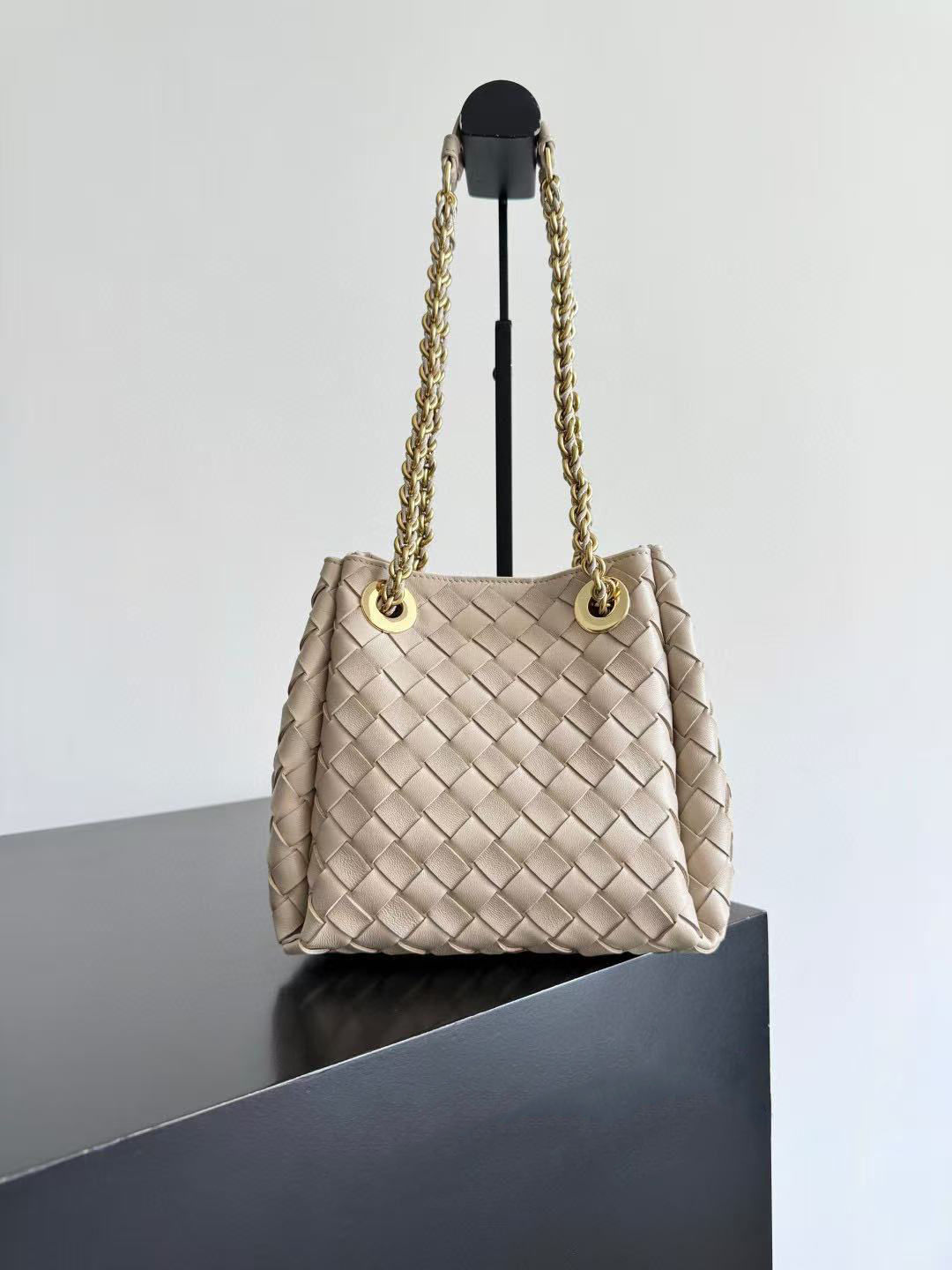 High-quality designer handbags, women's fashionable sheepskin chain luxury cross-body bags, classic one-shoulder chain shopping handbags.