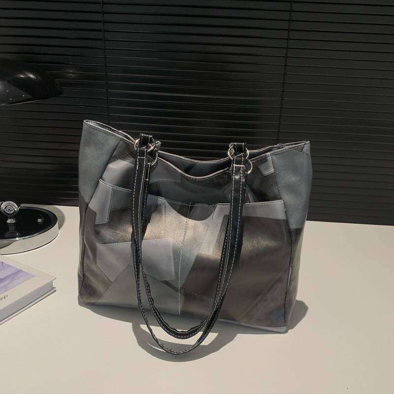 Three-Color Large-Capacity Bag, New Stylish Elegant Summer Tote, With A Simple Relaxed Design, Suitable For Commuting And Casual Use.