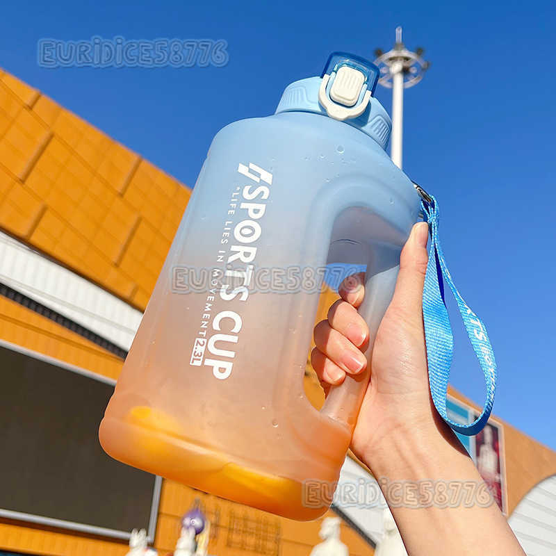 Large Capacity Water Bottle for Women Gradient Color Water Sports Men Fitness with Handle American Style Outdoor Student Cup H250911