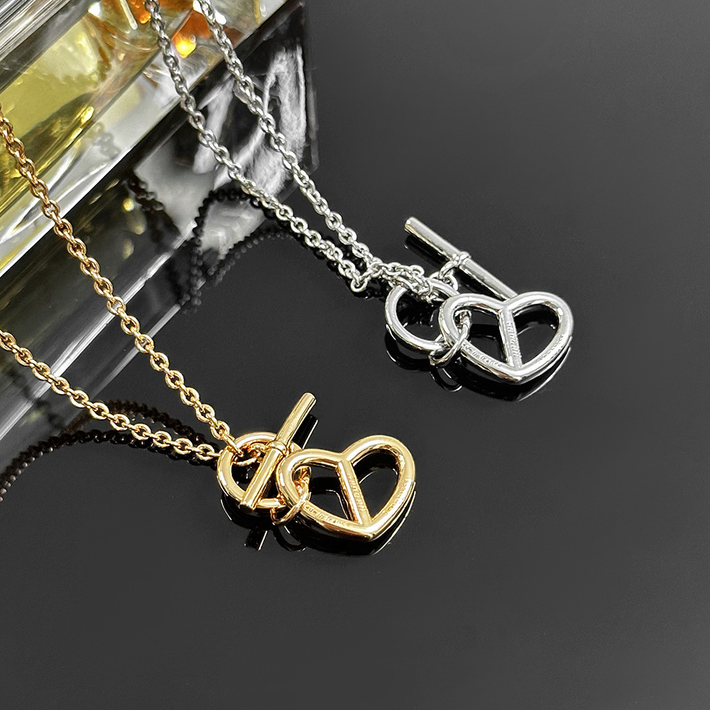 New Aijia OT Buckle Heart Pig Nose Necklace for Women High-end Simple Elegant Heart-shaped Collarbone Chain