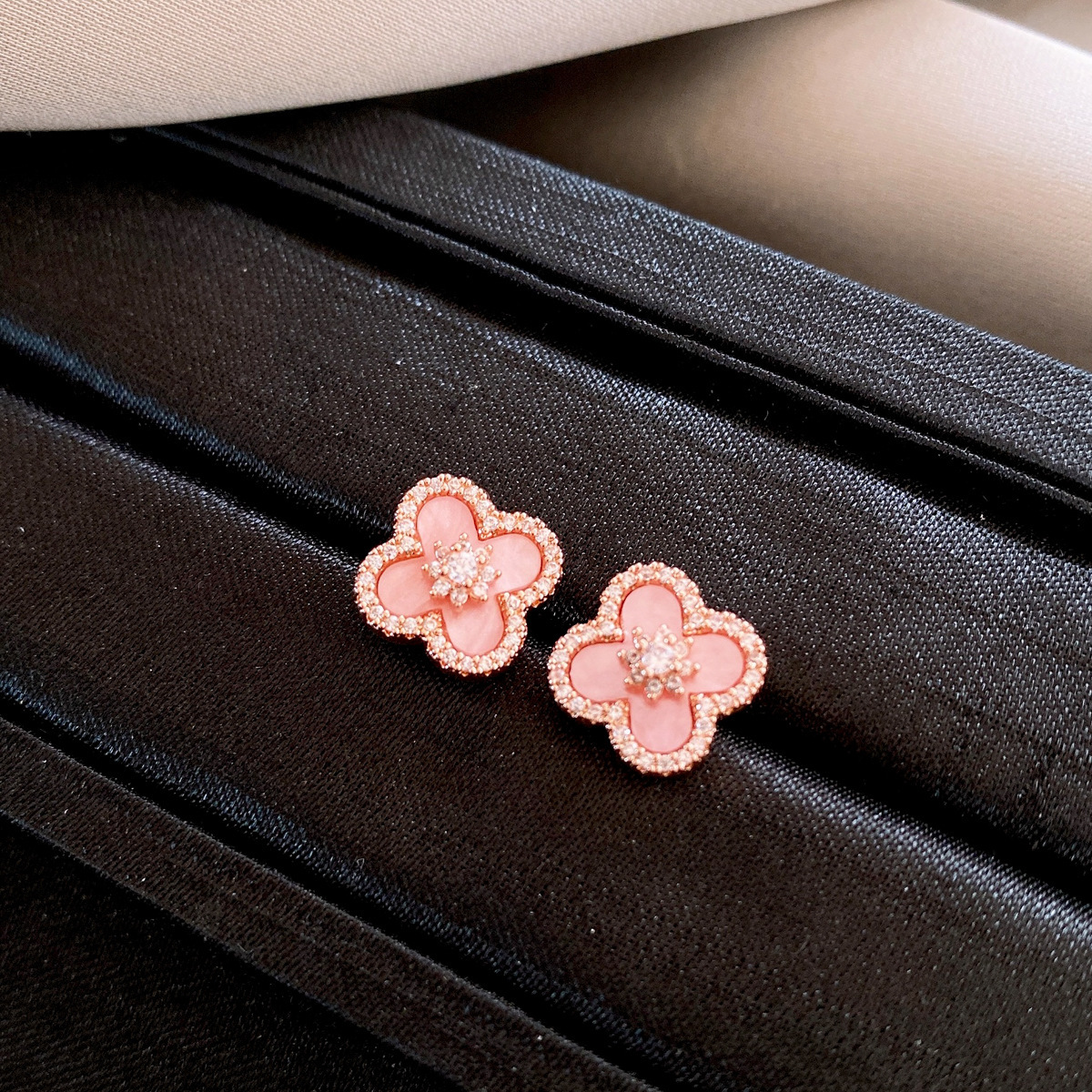 Luxury Brand Designer Jewelry Korean Style Simple Zircon Flower Necklace Light Luxury High-End Clavicle Chain For Women Exquisite Design Sense Niche J