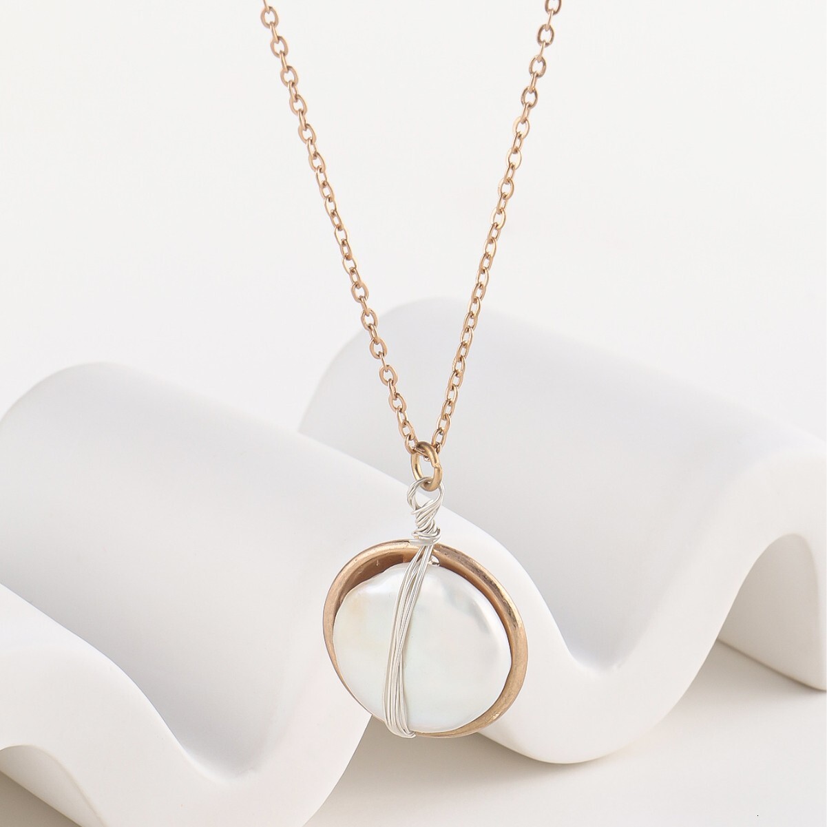 Minimalist Light Niche Design White Mother-of-Pearl Sweater Chain Long New Ins Necklace for Women