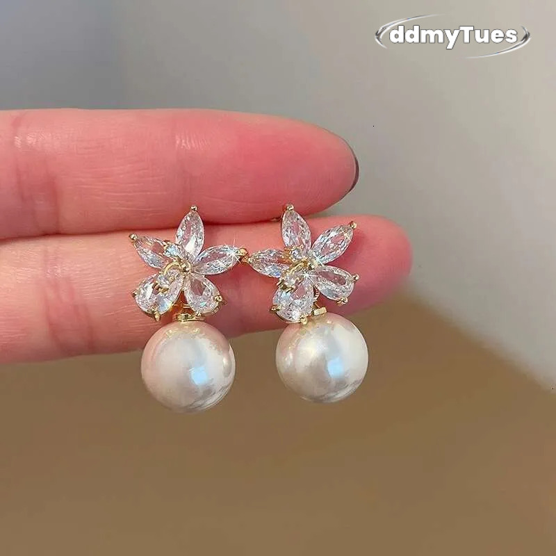 DHcollections Summer Zircon Flower for Women, Light , Niche, High-End, Simple, Elegant Pearl Earrings TUES