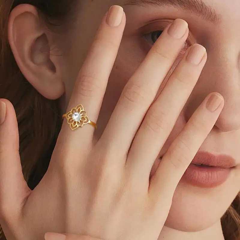 Lotus Flower Ring With Clear Zircon Stainless Steel Womens Finger Rings Buddhism Amulet Jewelry Wedding Gift Wholesale W250911