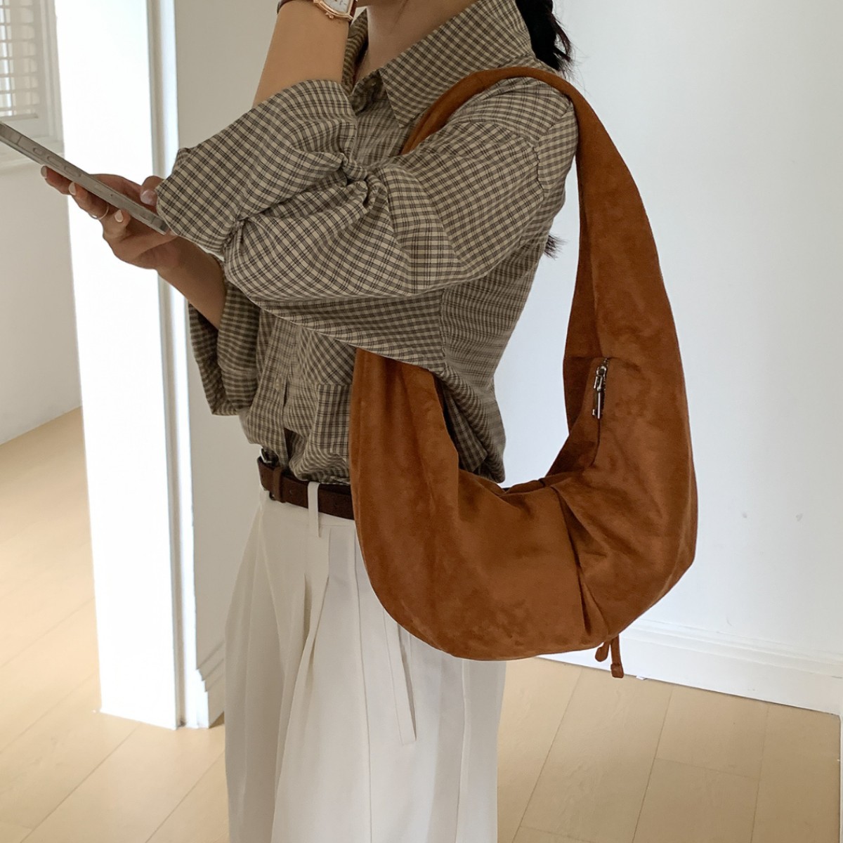 Free shipping designer Shoulder Bags Ladies shoulder bag versatile fashionable for autumn winter solid color handbag leather velvet bag