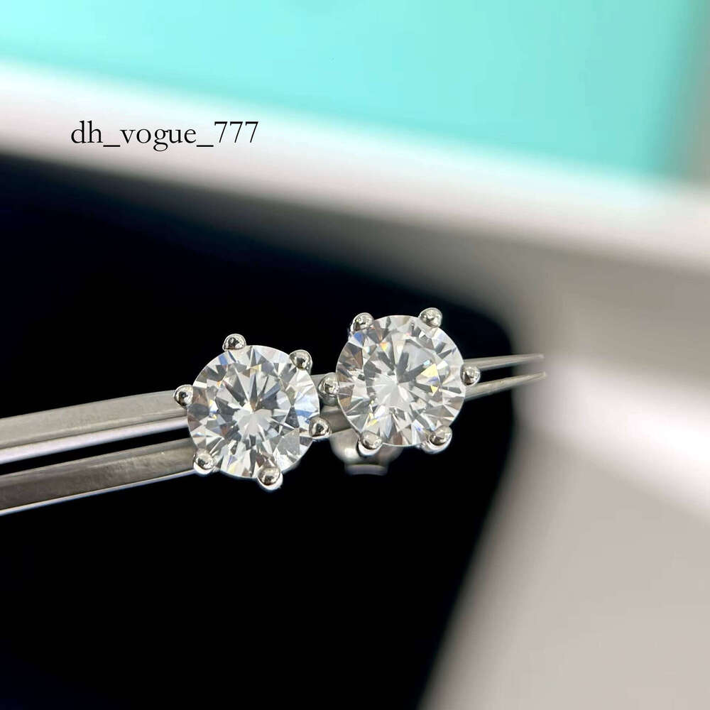 1 Karat Light S Sterling Sier Six-Claw Earrings Single-Item Essential Flash Moissanite