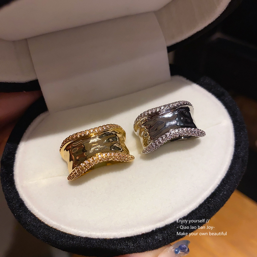 Gold - Toned Ring With Sparkly Crystal Pave Edges, Unique Textured Central Design Luxe Daily & Stylish Jewelry Gift For Her High - Quality And Eye - C