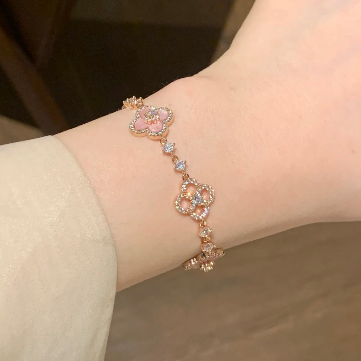 Luxury Brand Designer Jewelry Exquisite Diamond-Studded Shiny Imitation Natural Pink Shell Hollow Lucky Four-Leaf Clover Pull Bracelet For Women Niche