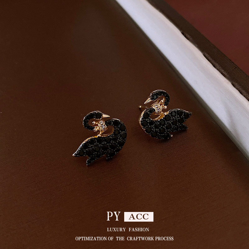Luxury Brand Designer Jewelry Light Luxury Zircon Crown Black Swan Necklace Exquisite Vintage Temperament Sweater Chain Versatile High-End Jewelry Who