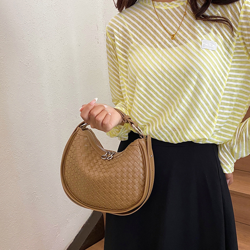 2025 new women's cross-border woven crescent shaped bag luxury bag niche high-end feeling armpit bag designer bag shoulder bag