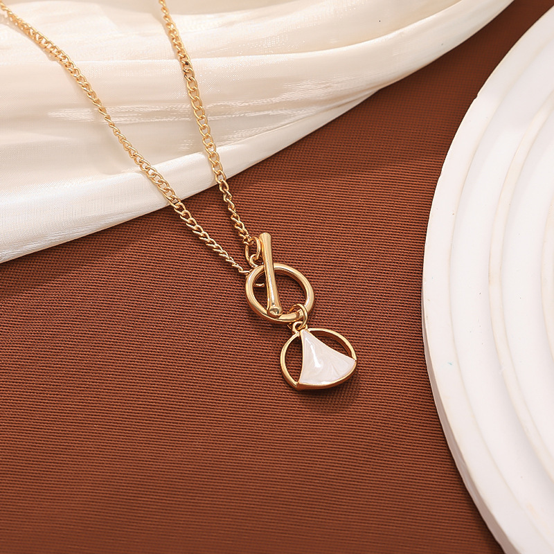 New Design Sense Collarbone Chain Fan-shaped Pendant Necklace for Women Fashionable Geometric Niche Simple Elegant