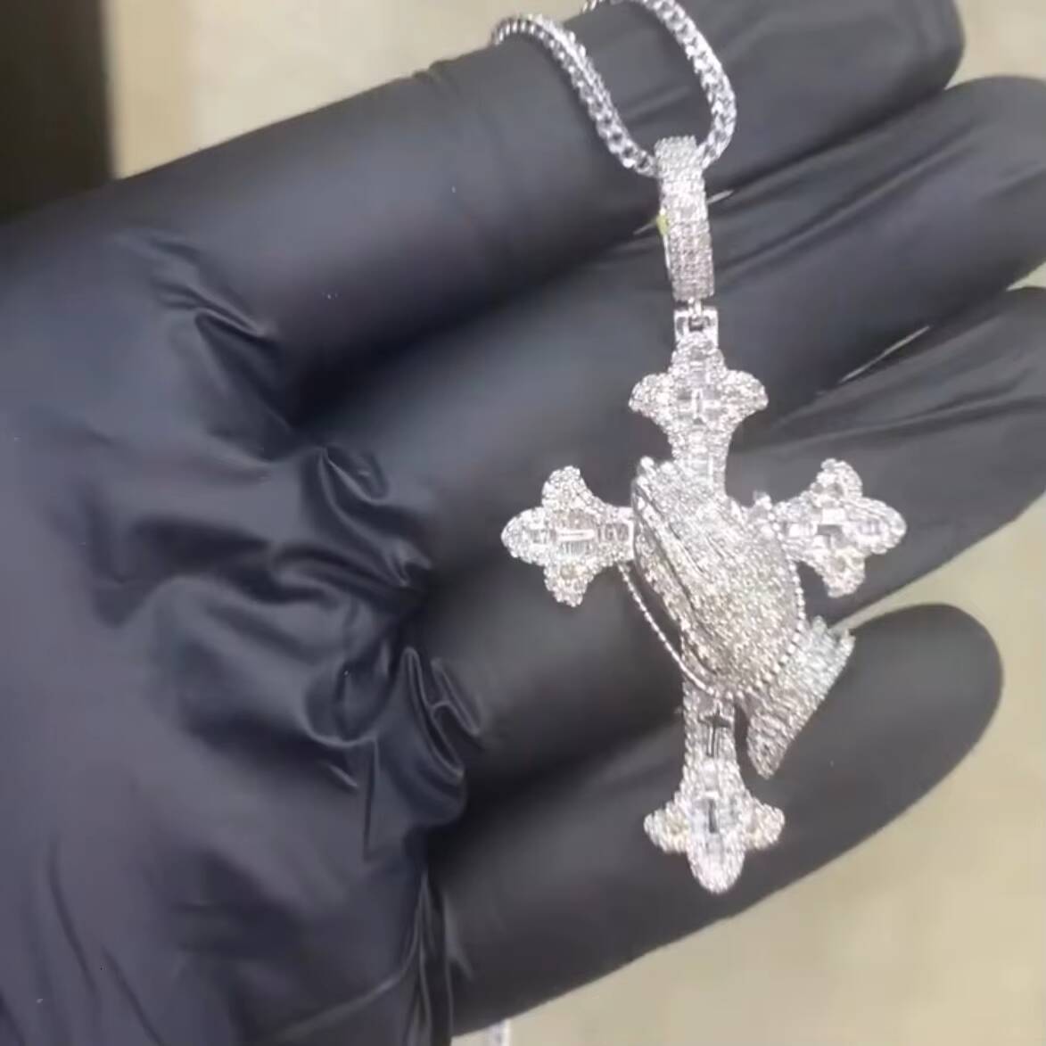 Custom Style New Iced Out Bling Rectangular Cz Jewelry Hip Hop Praying Hands Cross Shape Pendant Necklace