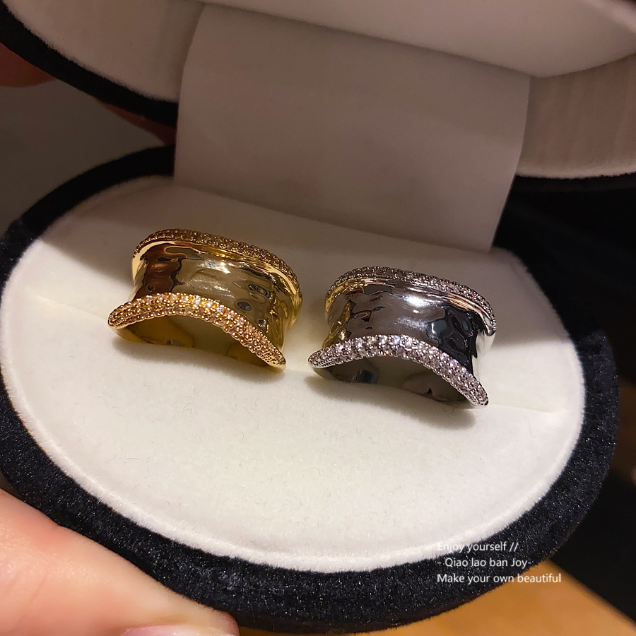 Gold - Toned Ring With Sparkly Crystal Pave Edges, Unique Textured Central Design Luxe Daily & Stylish Jewelry Gift For Her High - Quality And Eye - C