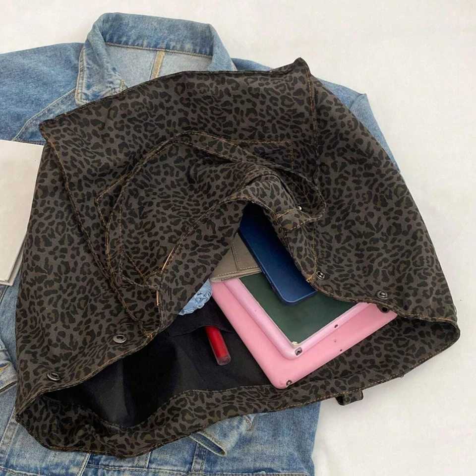 Fashionable and personalized largecapacity tote bag multifunctional leopard random print shoulder bag W250911