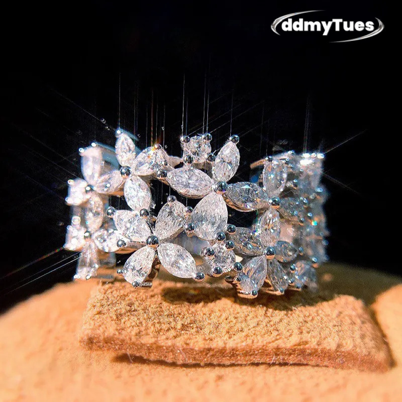 2025 European And American Trend New Leaf-shaped Ring For Women Designer Wedding Rings Gold Inlaid With Genuine Dias Engagement Proposal Jewelry TUES