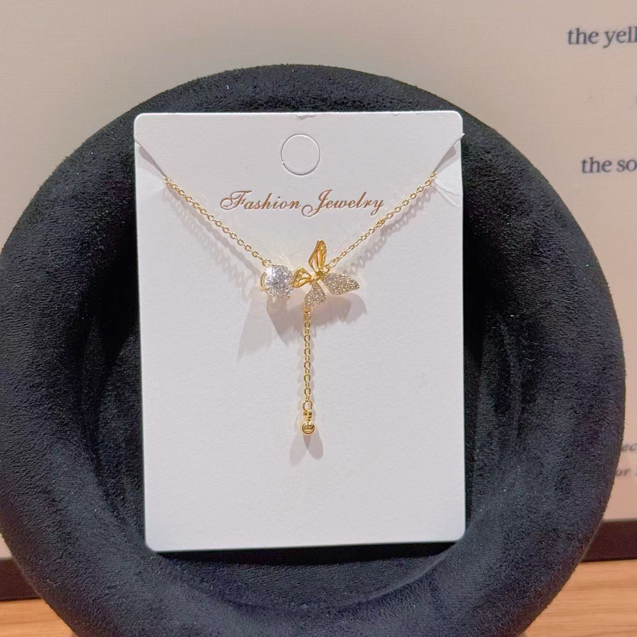 Butterfly New Sweet Girl Collarbone Chain Light High-end Niche Exquisite Same Style Necklace