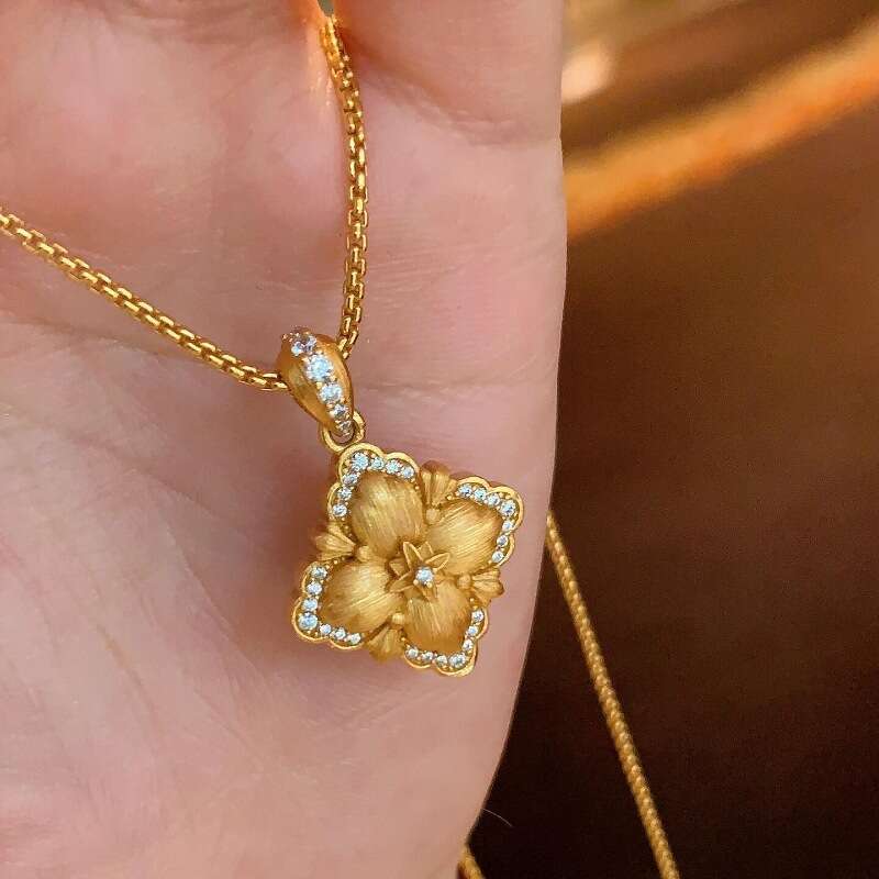 French Italian Vintage Brushed Double-Sided Dia-Encrusted Four-Leaf Clover Necklace Palace Style Versatile Collarbone Chain
