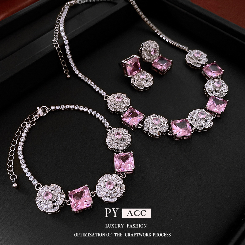 Luxury Brand Designer Jewelry New Zircon Flower Square Necklace Light Luxury Vintage Collarbone Chain High-End Niche Versatile Jewelry Wholesale