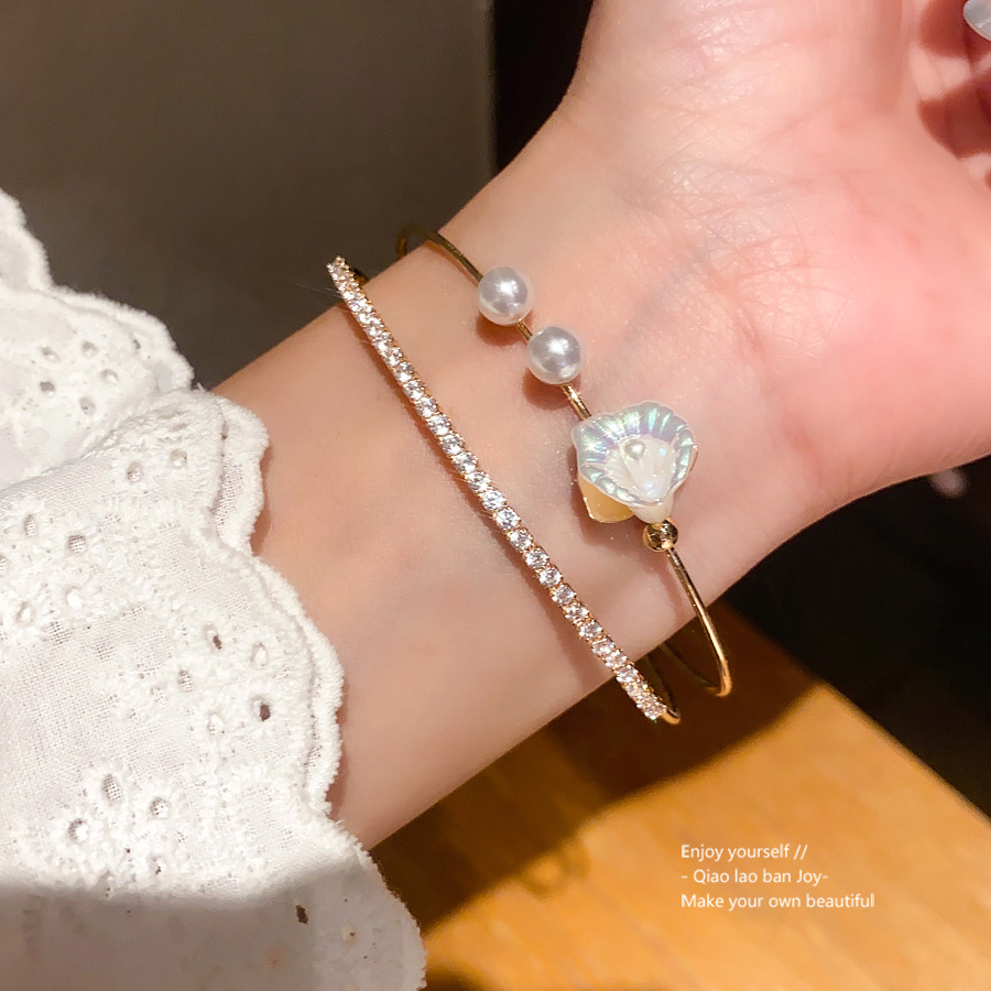 Gold - Toned Bangle With Calla Lily - Shaped Iridescent Flower, Pearls And Crystal Pave Design Delicate Daily & Elegant Jewelry Gift For Her High - Qu