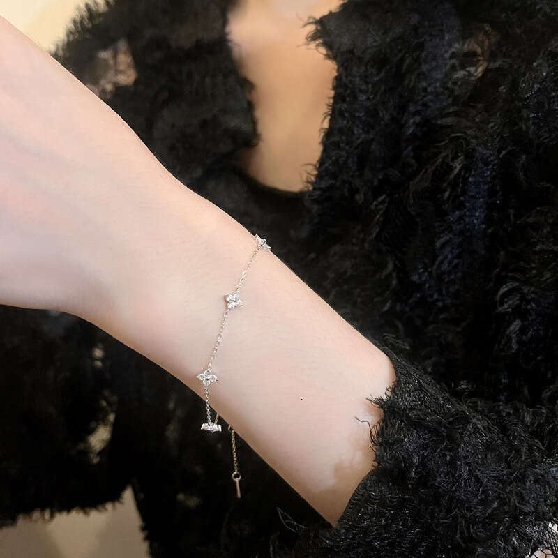 Lucky Four-Leaf Clover Bracelet for Women, Light , Niche Design, High-End Feel, New Fashionable Versatile Simple Personality Jewelry